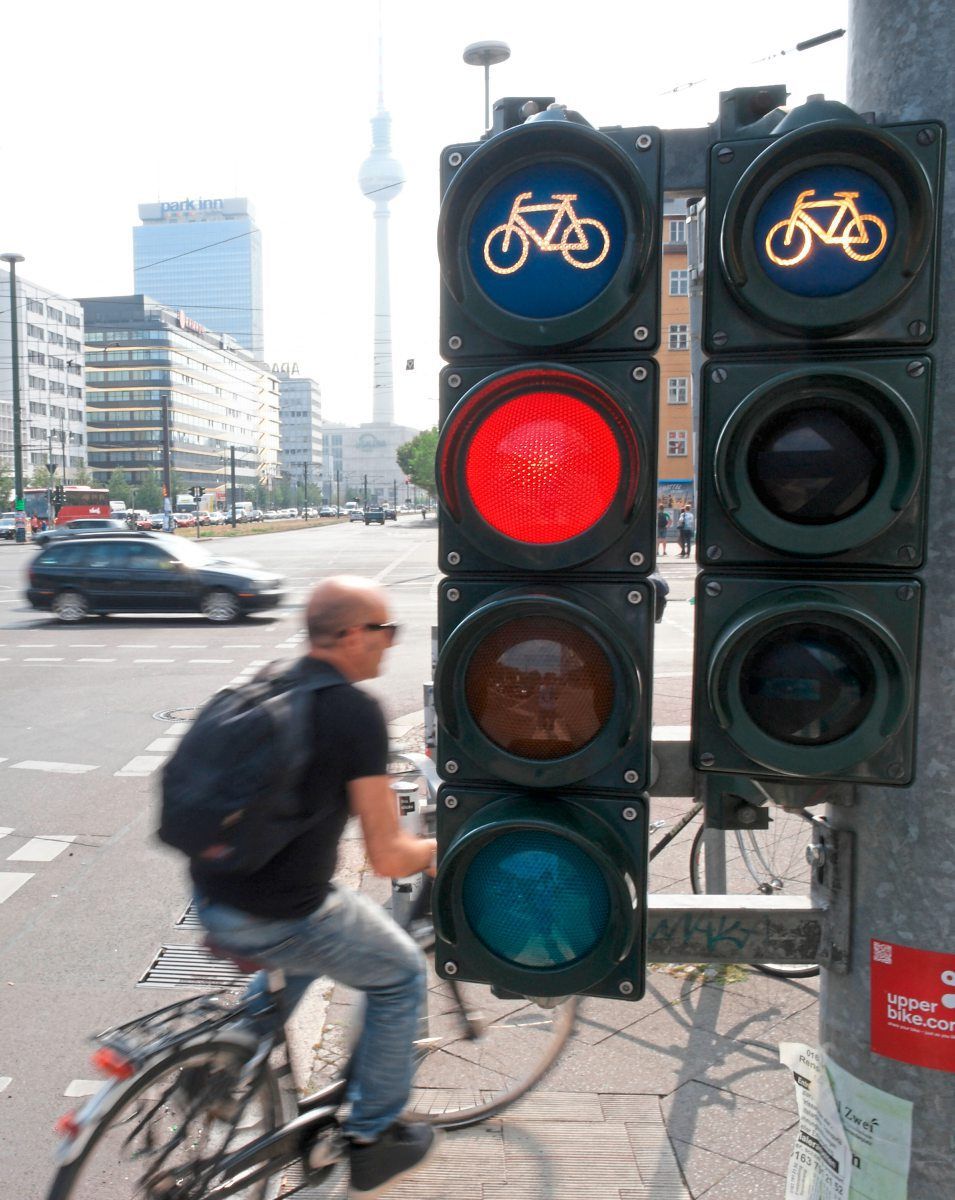 über rote ampel mit fahrrad