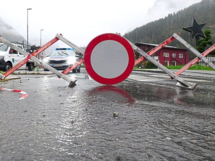 Straßensperre in Tirol