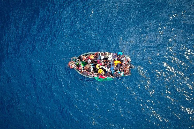Bootsflüchtlinge im Meer