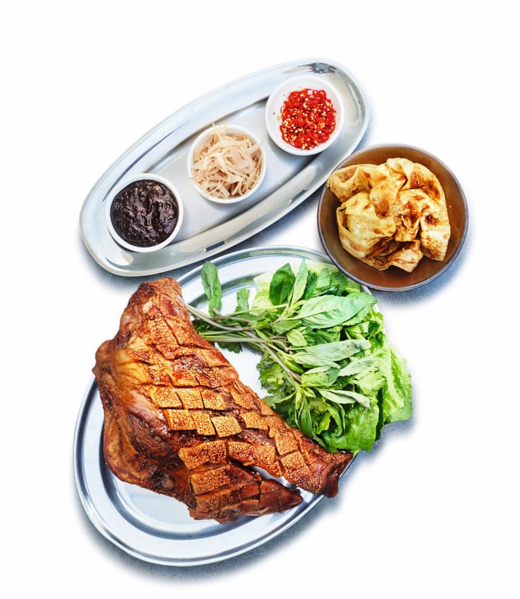 Erst gedämpfter dann knusprig frittierter Schweinskopf für zwei Personen mit Kräutern, Salat, Chili, eingelegten Schalotten und Zwetschken-Hoisin
