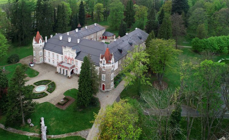 Das neogotische Schloss Herálec ist aktuell ein Hotel