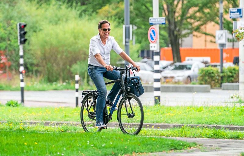 Mark Rutte zieht es per Fahrrad an die Spitze der Nato