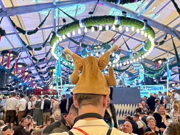 Nach-Polizeigro-einsatz-und-zwischenzeitlich-gesperrter-Wiesn-Saufen-tun-wir-so-oder-so-