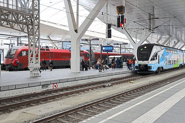 Ein ÖBB-Schnellzug-Railjet und ein Westbahn-Zug stehen zur Abfahrt bereit auf dem Salzburger Hauptbahnhof. 