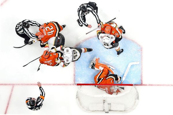 Vegas-gegen-Anaheim-im-NHL-Play-off-bleibt-spannend
