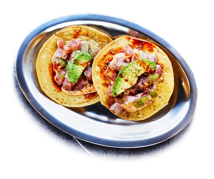 Tostadas de Atún, knusprige Tortillas mit kurz marinierter Ceviche aus Gelbflossentunfisch und Avocado