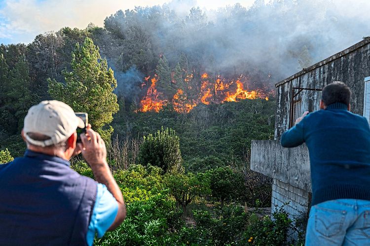 Dorfbewohner machen Fotos von Waldbränden in Spanien