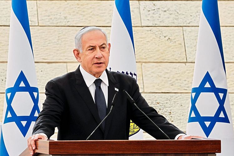 Benjamin Netanjahu steht vor einem Rednerpult.