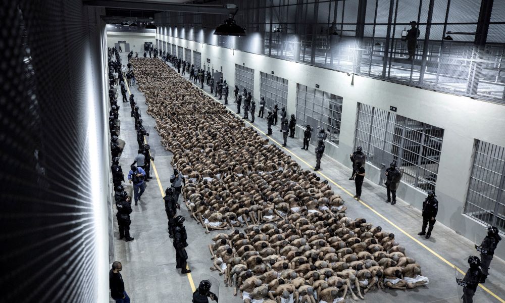 El Salvador steckt weitere 2.000 Häftlinge in Massengefängnis Amerika