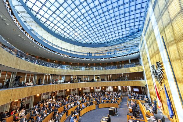 Nationalrat-f-r-Pr-fung-von-Schlie-ung-von-Imam-Ali-Zentrum