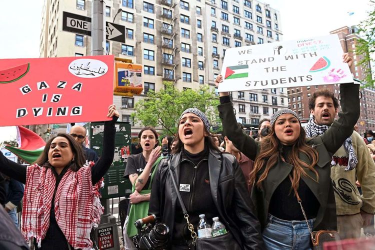 Protestteilnehmende vor der Columbia University in New York
