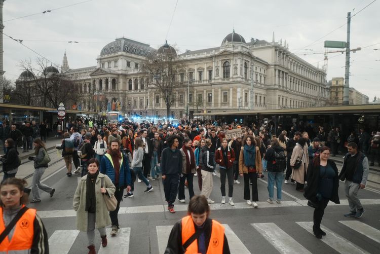 Protest der Letzten Generation vor Uni Wien.