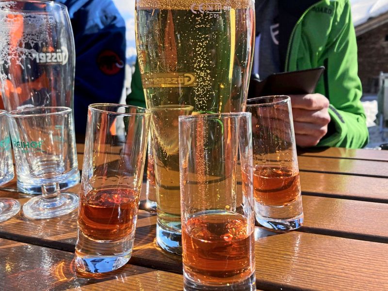 Wären Promillegrenze und Helmpflicht auch auf Österreichs Skipisten sinnvoll?