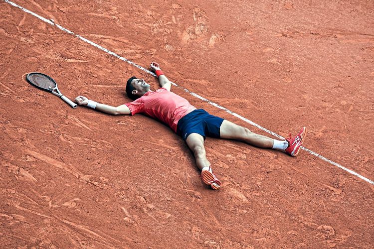Novak Djokovic liegt am Boden.
