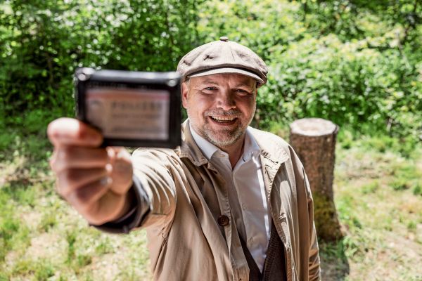 Set-Jetting-in-Stinatz-Thomas-Stipsits-Oma-ist-mittlerweile-auf-sehr-vielen-Fotos-