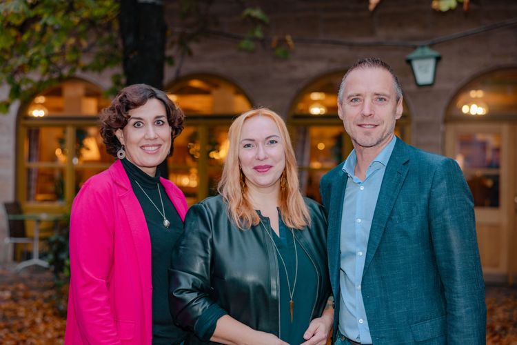 Drei Politiker vor herbstlichem Hintergrund frühmorgens in einem Gastgarten beim Fototermin: Bettina Brandauer, Barbara Thöny und Peter Eder