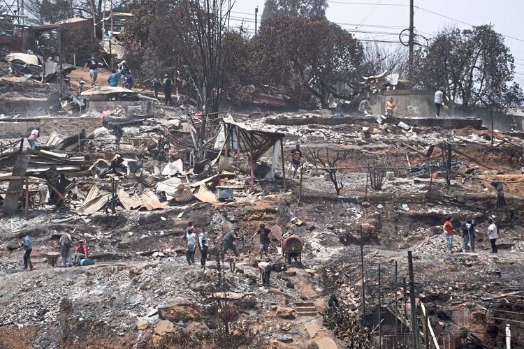 Brände in Chile, Menschen im Schutt