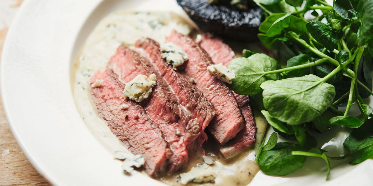 Rindersteak mit Käsesauce und gerösteten Pilzen - Hauptspeisen ... Rindersteak mit Käsesauce und gerösteten Pilzen - Hauptspeisen ...