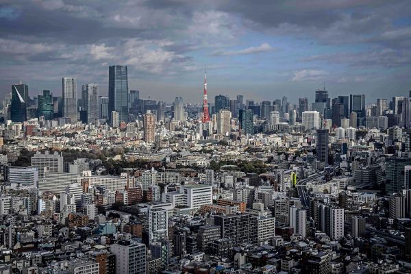 T-dliche-Massenkarambolage-in-Japan-durch-Teebl-tter-auf-Fahrbahn