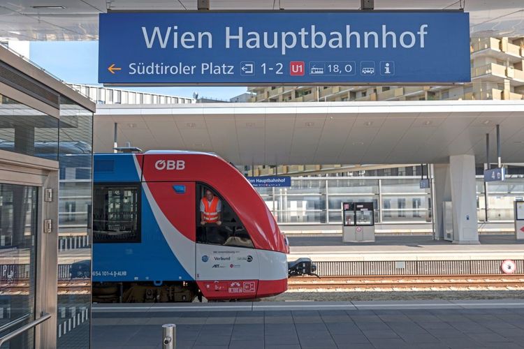 ÖBB-Zug am Hauptbahnhof Wien, Mitarbeiter schaut aus dem Fenster einer Lok