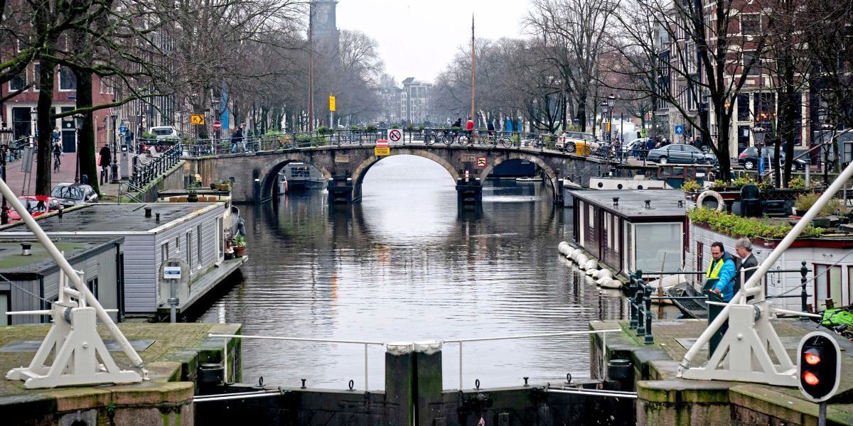 Verdächtiger sprang in Kanal – Amsterdamer Polizist ging mit Surfbrett auf Verbrecherjagd