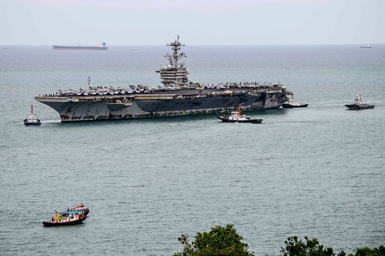Schlepper begleiten den US-atomgetriebenen Flugzeugträger USS Abraham Lincoln (CVN-72) beim Einlaufen in den Hafen von Laem Chabang in der Nähe von Pattaya, am 2. September 2026. Im Hintergrund ist das offene Meer zu sehen.