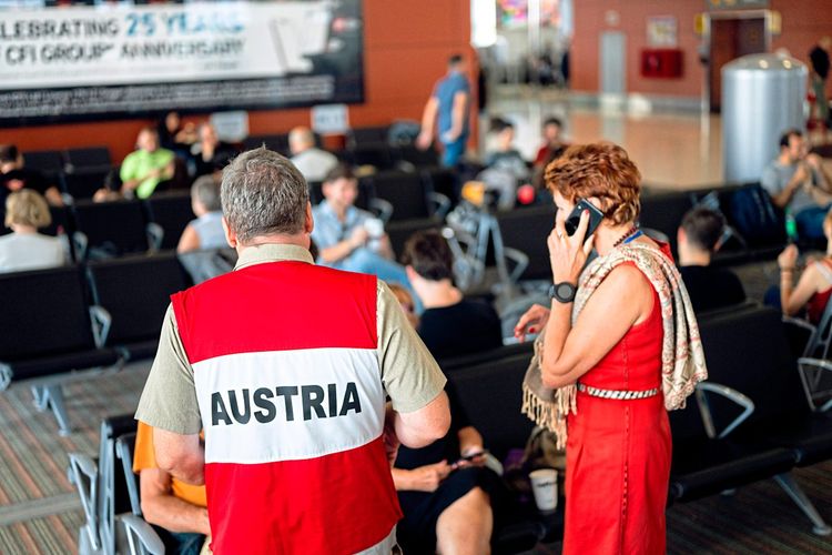 Auch am Freitag waren am Schwechater Flughafen wieder Kriseninterventionsteams vor Ort.