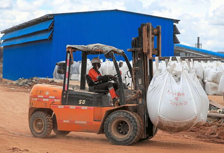  Ein schwarzer Staplerfahrer in Simbabwe transportiert einen Sack voll Lithium-Konzentrat