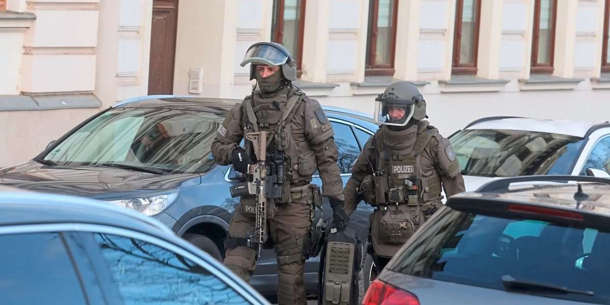 Polizei durchsucht Wohnung in Ostdeutschland nach Brandanschlag gegen Frau