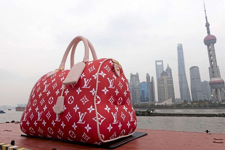 Riesige Louis Vuitton-Handtasche in Schanghai: Ausgerechnet im kommunistischen China füllen Luxusmarken ein spirituelles Vakuum.