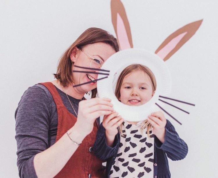 Daniela Gaigg und ihrer Tochter mit Hasenmasken