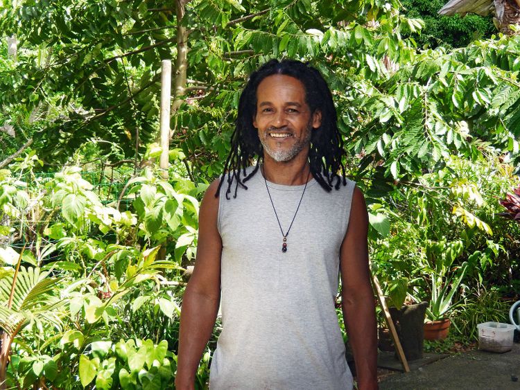 Der Rastafari Hervé Larcher betreibt auf Martinique ein relaxtes Gästehaus – und er stellt wunderbar gemütliche Hängematten in traditioneller Handarbeit her.
