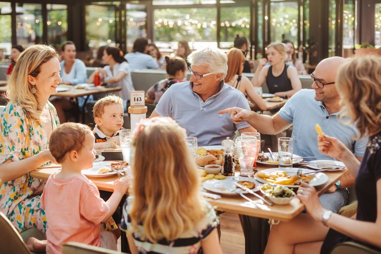 Mehrere Generationen an einem Tisch im Gasthaus Luftburg im Wiener Prater