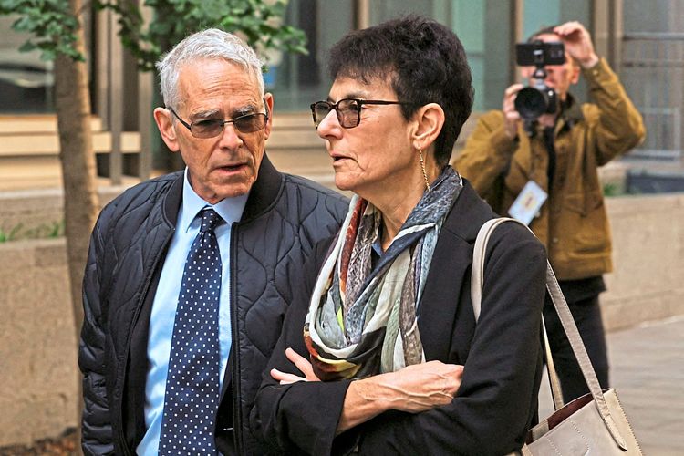 Joseph Bankman and Barbara Fried kommen zum Gericht in New York.