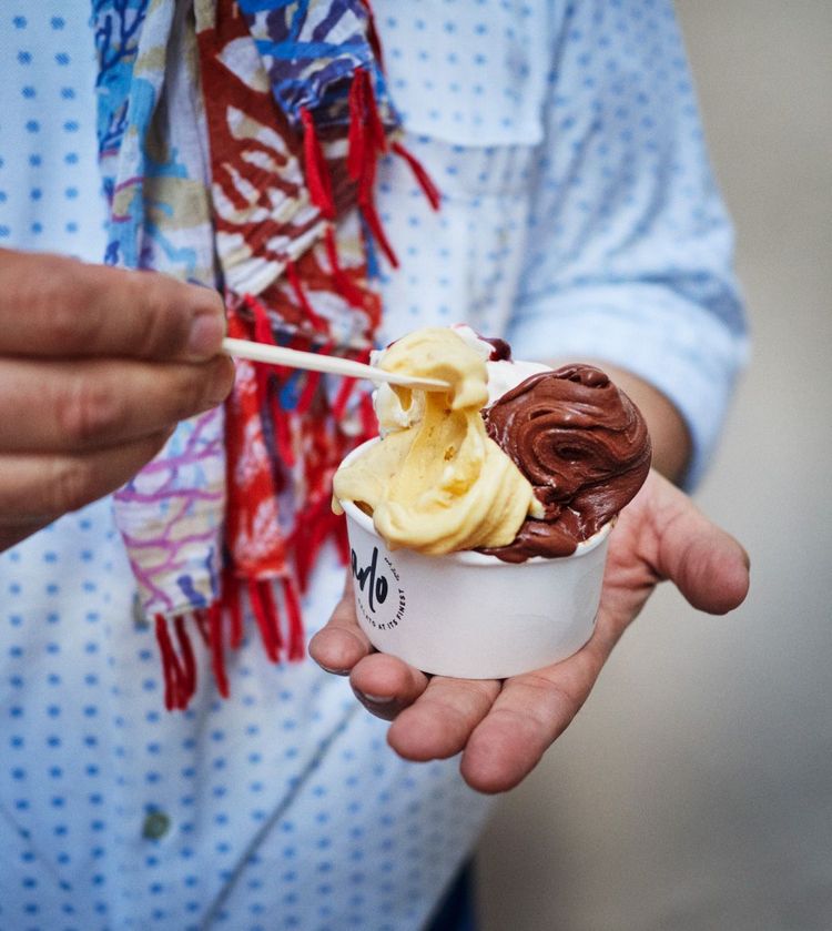 Ein Becher Eis mit zwei Sorten.