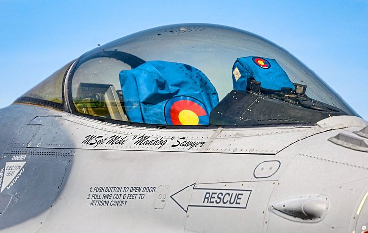 Cockpit einer F-16 mit leicht goldenem Schimmer