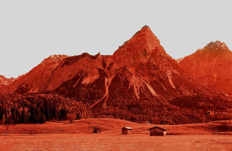 Eine Bergkette in den Alpen als Symbol für die steigenden Ausgaben der öffentlichen Hand. 