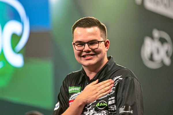 Van-Veen-mausert-sich-zum-Titelkandidaten-Searle-nutzt-WM-B-hne-f-r-Aufkl-rung