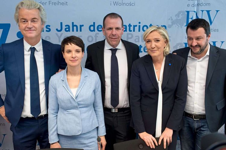 Gruppenfoto zeigt (v.li.) Geert Wilders, Frauke Petry, Harald Vilimsky, Marine Le Pen und Matteo Salvini beim Kongress 