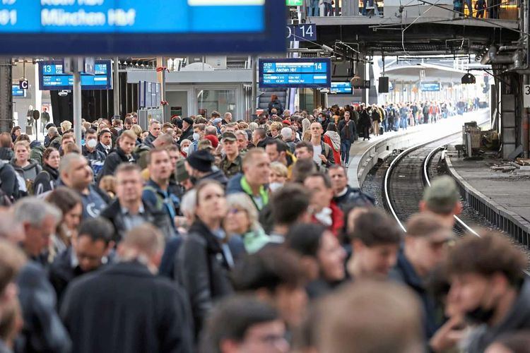 Viele Menschen am Bahnsteig am Hauptbahnhof in Hamburg