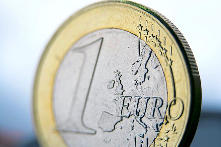 Eine Ein-Euro-Münze wird hell beleuchtet