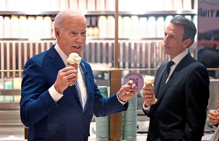 US-Präsident Joe Biden (links) mit Comedian Seth Meyers beim Eisessen am Sonntag.