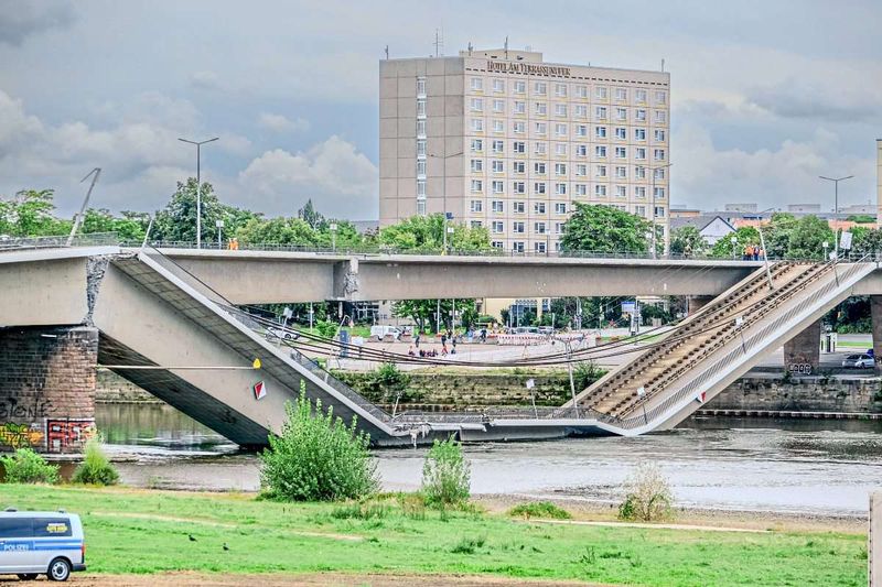 Nach Teileinsturz der Carolabrücke in Dresden wird der zerstörte Strang abgerissen