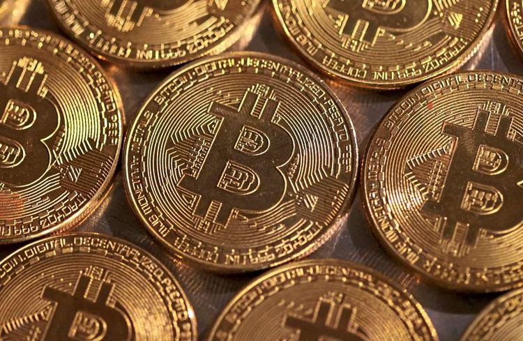 Bitcoin-Symbol auf Münze.