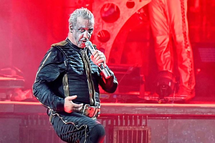 Rammstein-Sänger Till Lindemann auf einer Bühne