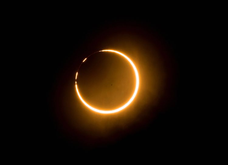 Australier bestaunen seltene Hybrid-Sonnenfinsternis - Raum ...