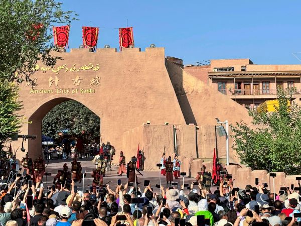 Tourismus-in-der-Konfliktregion-China-will-Uiguren-Heimat-zum-Reise-Hotspot-machen
