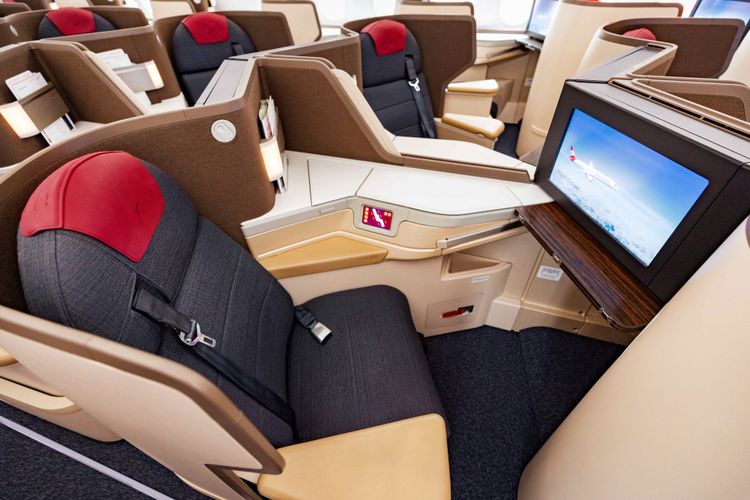 Flugzeugkabine, breite Sitze, Bord-Entertainment