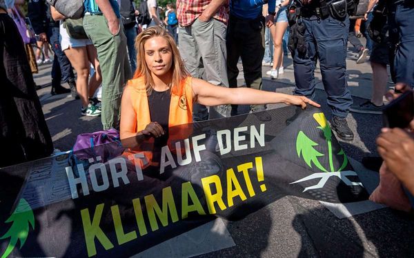 klimaaktivistin-anja-windl-in-klagenfurt-aus-der-haft-entlassen