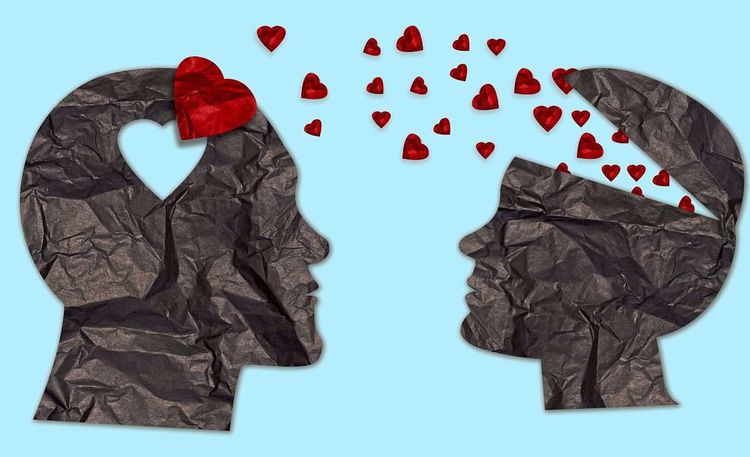 Zwei Silhouetten menschlicher Köpfe mit fliegenden roten Herzen